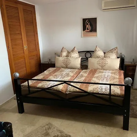 Emilia 8 Pax * كاليبي