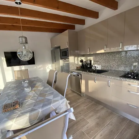 Emilia 8 Pax فيلة *