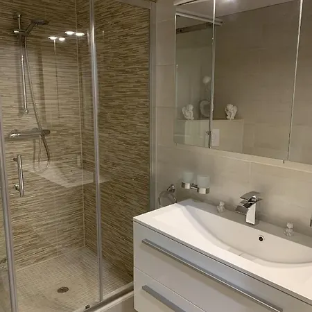 Emilia 8 Pax فيلة كاليبي