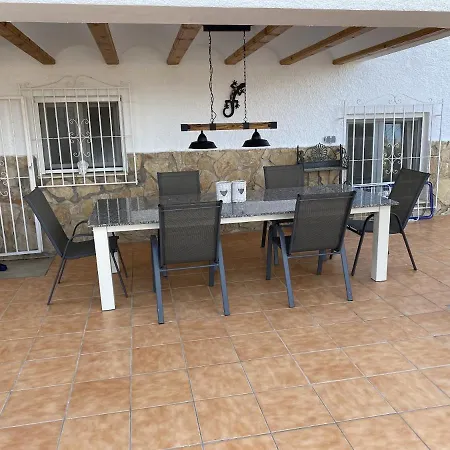 Emilia 8 Pax كاليبي