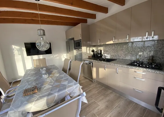 Emilia 8 Pax Villa *